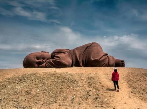 独一无二的沙漠奇观，一个巨婴横卧在沙漠近两年，就在中国甘肃！